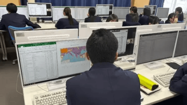 青森商業高等学校のパソコン室で TWINZ を活用する生徒